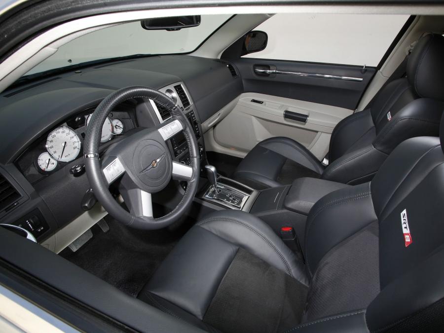  Chrysler 300C SRT8 Touring 2006 года  (фото 6 из 21)